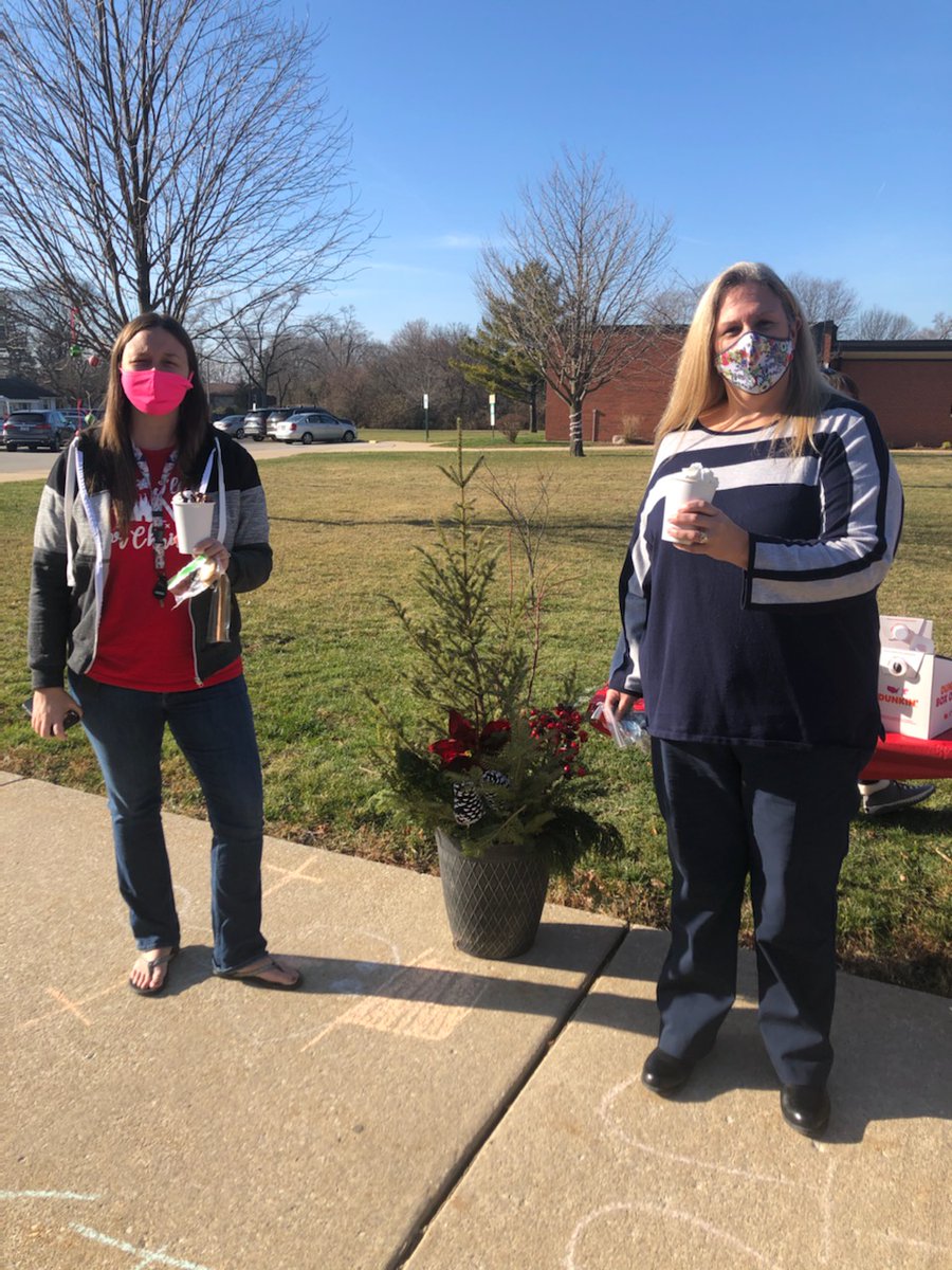 MrsCoates58's tweet photo. Thank you HP PTA for the wonderful hot chocolate bar! It was so nice to enjoy outside today. #dg58pride #pufferpanthers #mrswazak https://t.co/fG2RpTF4kk