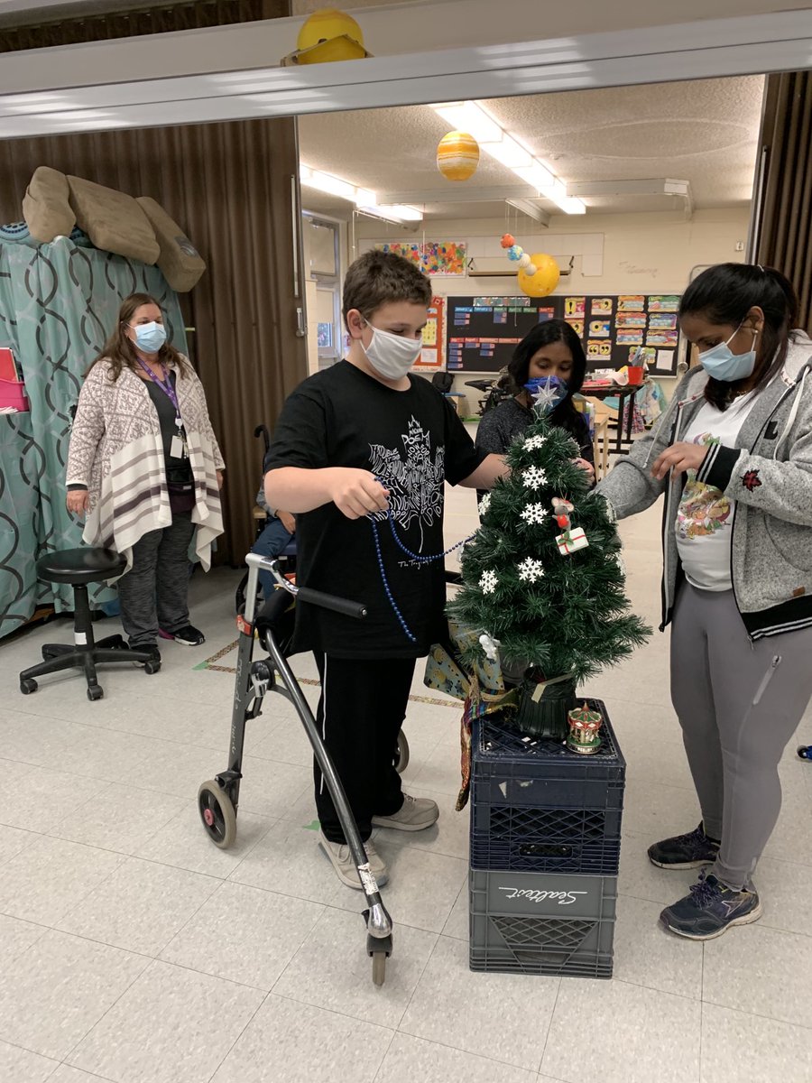 CentennialPSPJI's tweet photo. We decided to decorate our classroom tree together today. https://t.co/vMUO6ucRFZ