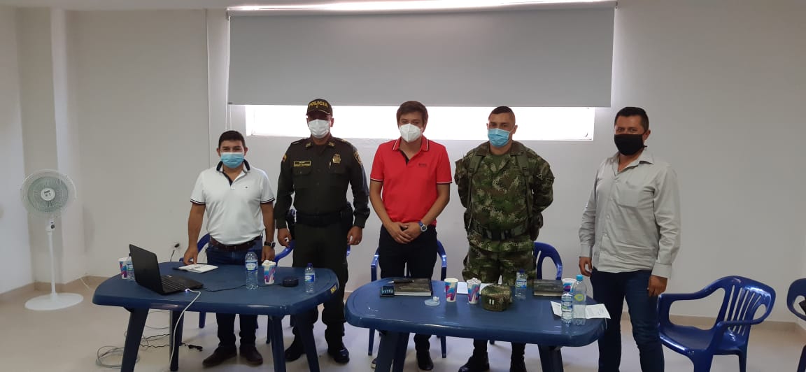 monosanchezboy's tweet photo. Hoy en #Guepsa #Santander, ayer en #Villapinzon #Cundinamarca por instrucción d nuestro Ministro @CarlosHolmesTru en reunión d #Seguridad junto alcaldes mpales llevando msje d #Legalidad.Gracias acompañamiento d nuestra @PoliciaColombia @COL_EJERCITO #MenosEscritorioMasTerritorio https://t.co/4dIB6Z86Ex