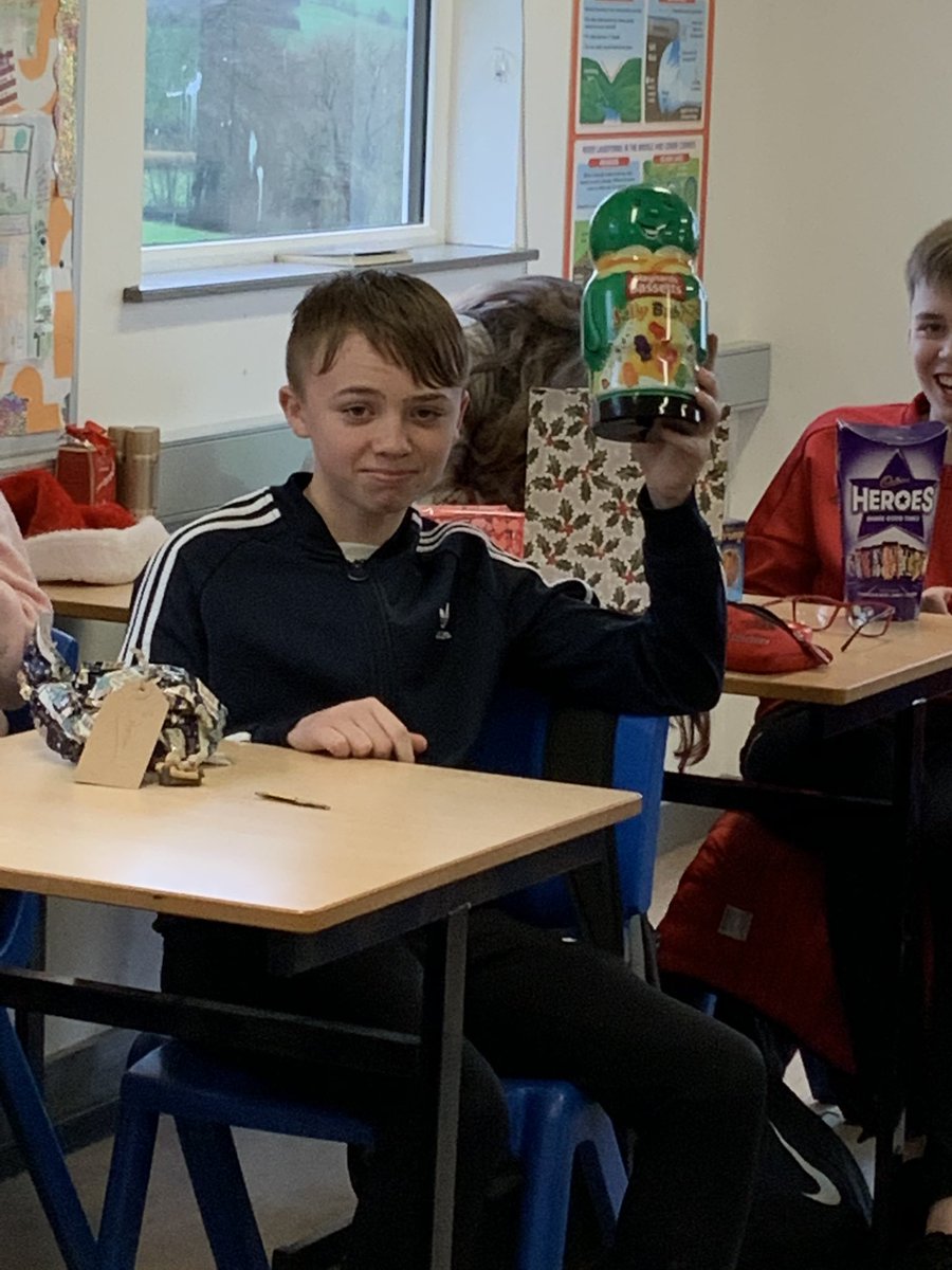 SJSYear9's tweet photo. 9G ag oscailt bronntanas Daidí na Nollag rúnda inniu.
9G opening their secret Santa presents today @SJS41 https://t.co/RSmRMQVozL