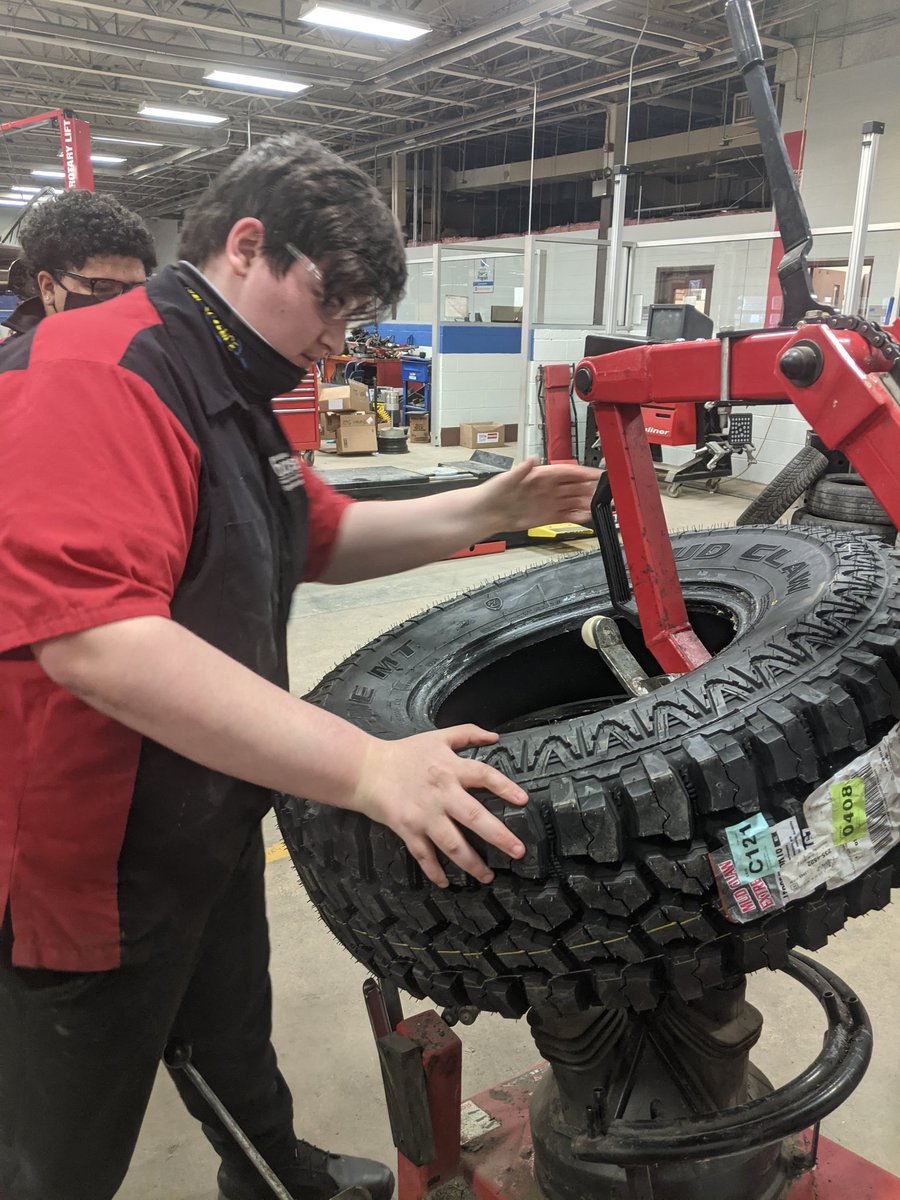 Alex DeRyder, an Auto 1 student from Binghamton, learns how to change a tire on the tire machine.  @BroomeBOCES <a href="/BinghamtonCSD/">Binghamton CSD</a> <a href="/BTCareerTechED/">CTE</a> @Kevin_Kichmond