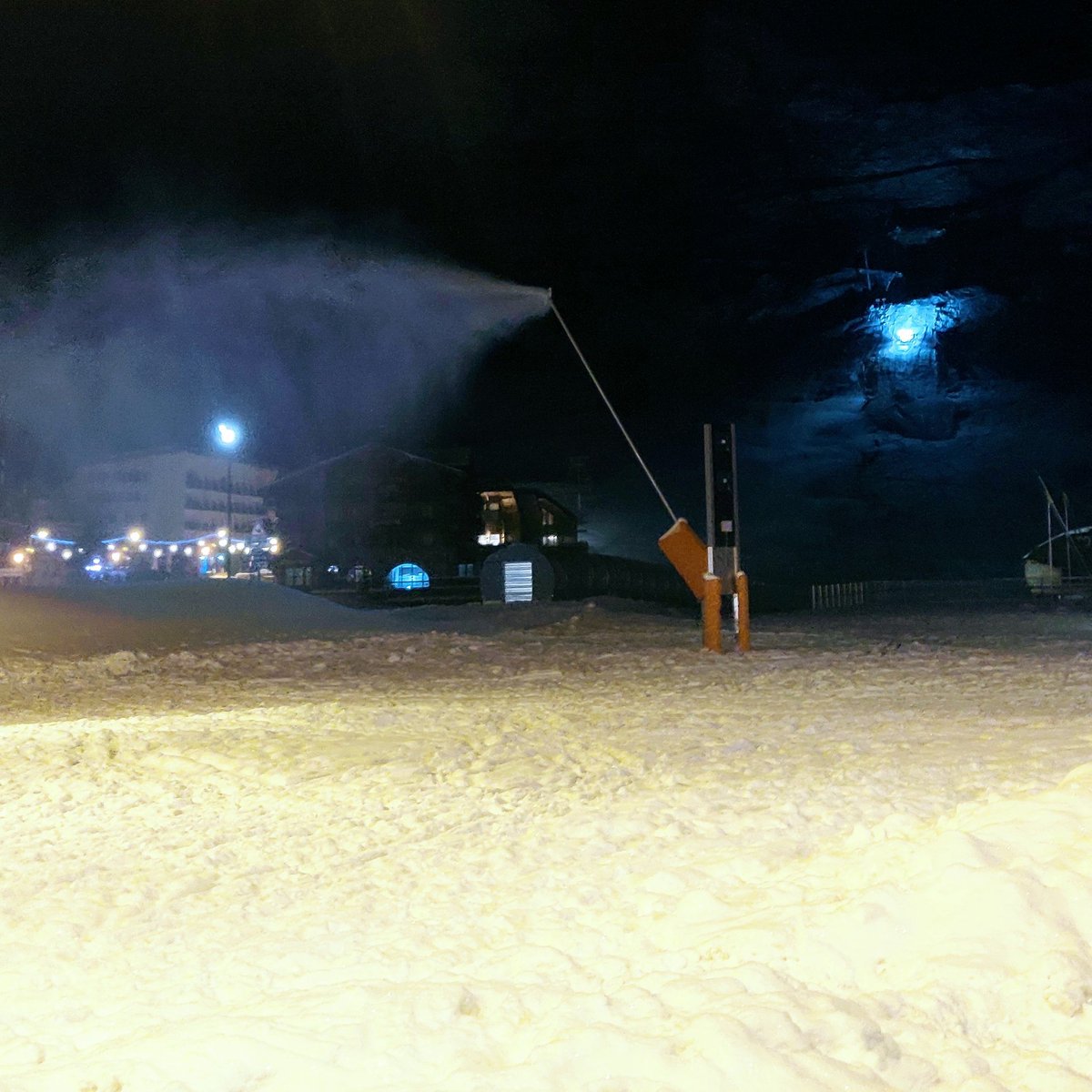 TignesAddict's tweet image. Did you know, #Tignes is still preparing everything for an anticipated opening... Just when... Snow canons &amp;amp; piste groomers in action every night! 
#skiing #snowboarding #valdisere