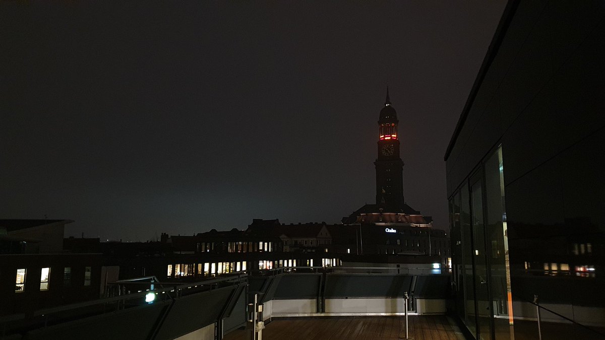 Das war unser Podium zu Corona und Sicherheitspolitik. Danke fürs Zuschauen! Danke an @FESHamburg für die Kooperation. Hier ein Blick vom Balkon des Veranstaltungssaals aufs nächtliche #Hamburg und den #Michel. Haben Sie einen schönen Abend und bis bald!👋🏻🙏🏻 

#corona_sicherheit