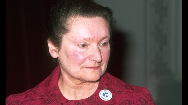 During World War 2, there were significant food shortages in  #Ireland, & the working-classes experienced a rise in malnutrition (which had already been a problem before the war because of Ireland's persistent issues with endemic poverty & recent famine). 3/11  #IrishWomenInHistory