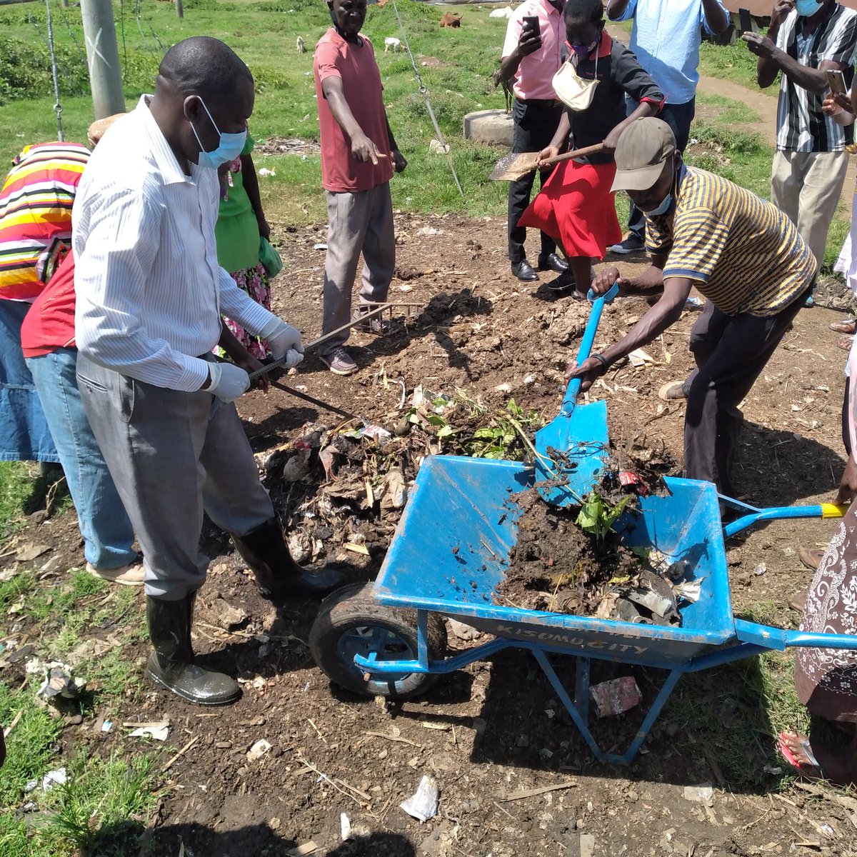 KJamtaka's tweet photo. In partnership with Ksm City Manager, Abala Wanga, #DawnofObunga, #EarthsAngelsFoundation, #JamisTakaInvestments & Obunga residents we revamped our county clean up campaign aimed at sensitizing the public on efficient waste mgt practices & environmental conservation https://t.co/Bc9cG0053v