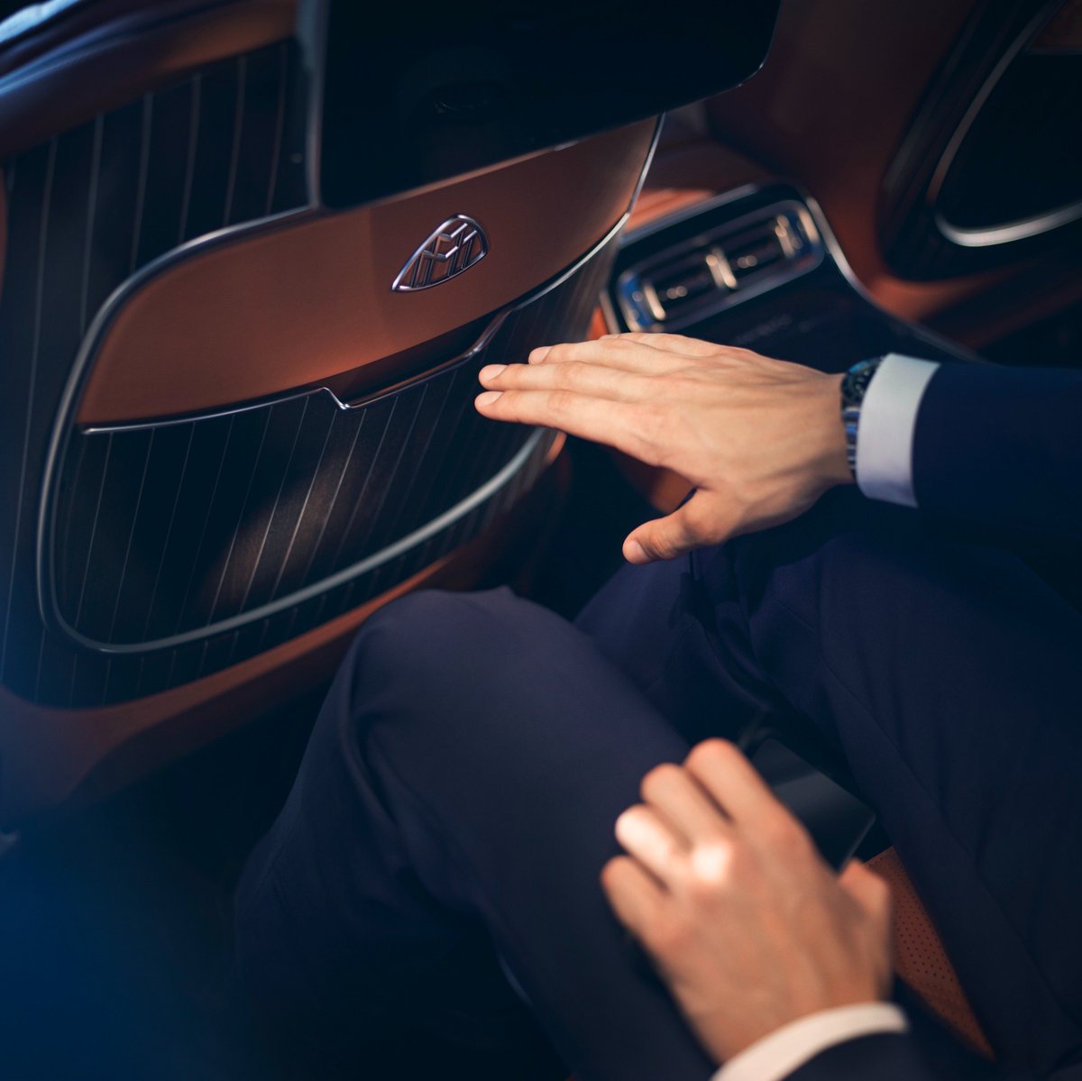 Mercedes Benz Mbux Interior Assist Of The Mercedes Maybach S Class Responds To Body Movements And Gestures It Directs The Light Where Passengers Need It Intelligent Luxury Learn More About The All New