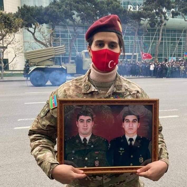 Bu şəkildə çooox güclü bir qadın görürsüz.. O həm qardaşını həm də yoldaşını torpağa tapşırıb.. Şəhid bacısı və Şəhidin həyat yoldaşı.. Allah güc versin sizə ❤️ #VictoryParade2020 #VictoryParade