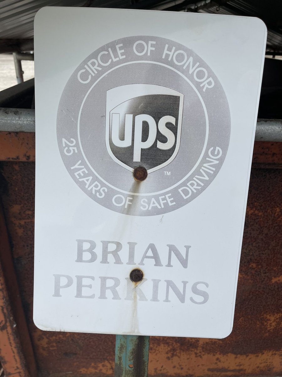 GLNorthDivision's tweet image. Weather may have worn down this sign but it’s hasn’t stopped our Circle of Honor Drivers in Alpena. Time for an upgrade! @Gr8LakesUPSers @RyanMervyn @Gr8LakesSafety