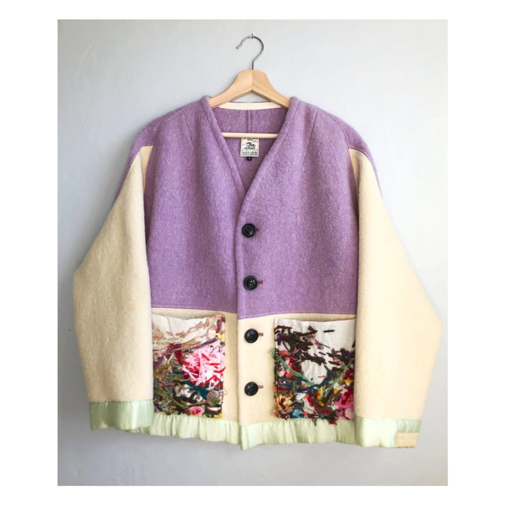 The coziest one-of-a-kind coat made from a 100% wool vintage blanket by In the Wind Goods ☃️ Shop it now (and quick!) 👉  renegadecraft.com/shop/gleaner-c…
🌟 If you’re shopping for the holidays, please note made to order and shipping times (found in product descriptions) at the Rc Shop ❄️