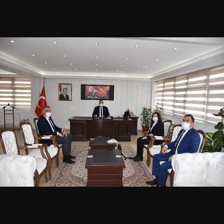 Buca Kaymakamımız Sayın M.Nedim Tuncer, Ilçe Milli Eğitim Müdürümüz Sayın Süleyman CAN ve Okul Müdürümüz Sayın Bünyamin ALPASLAN ile birlikte okulumuzdan Yılın Öğretmeni seçilen Dr. Sevtap YAZAR 'ı  başarı belgesi ile taltif ettiler.<a href="/bucamilliegitim/">Bᴜᴄᴀ İʟᴄ̧ᴇ Mɪʟʟɪ Eɢ̆ɪᴛɪᴍ</a> <a href="/ziyaselcuk/">Ziya Selçuk</a> <a href="/izmir_ilmem/">İzmir İl Milli Eğitim Müdürlüğü</a>