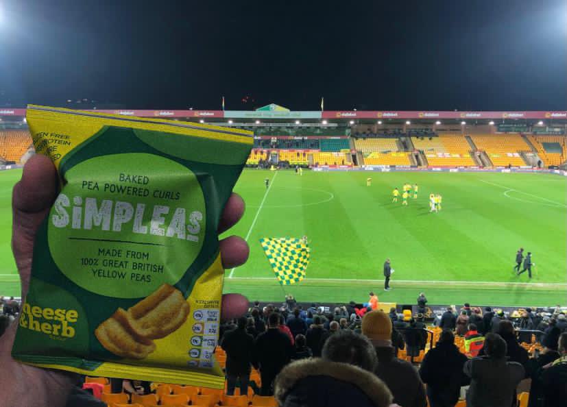 When your half-time ⚽️ treats are @Simpleas_Snacks and not only #HealthySnacks but match your teams colours <a href="/NorwichCityFC/">Norwich City FC</a> 🔰 and help us cheer on #NCFC 2 #NottsForest 1 #HighProtein #PlantBased crisps made from #NorfolkYellowPeas