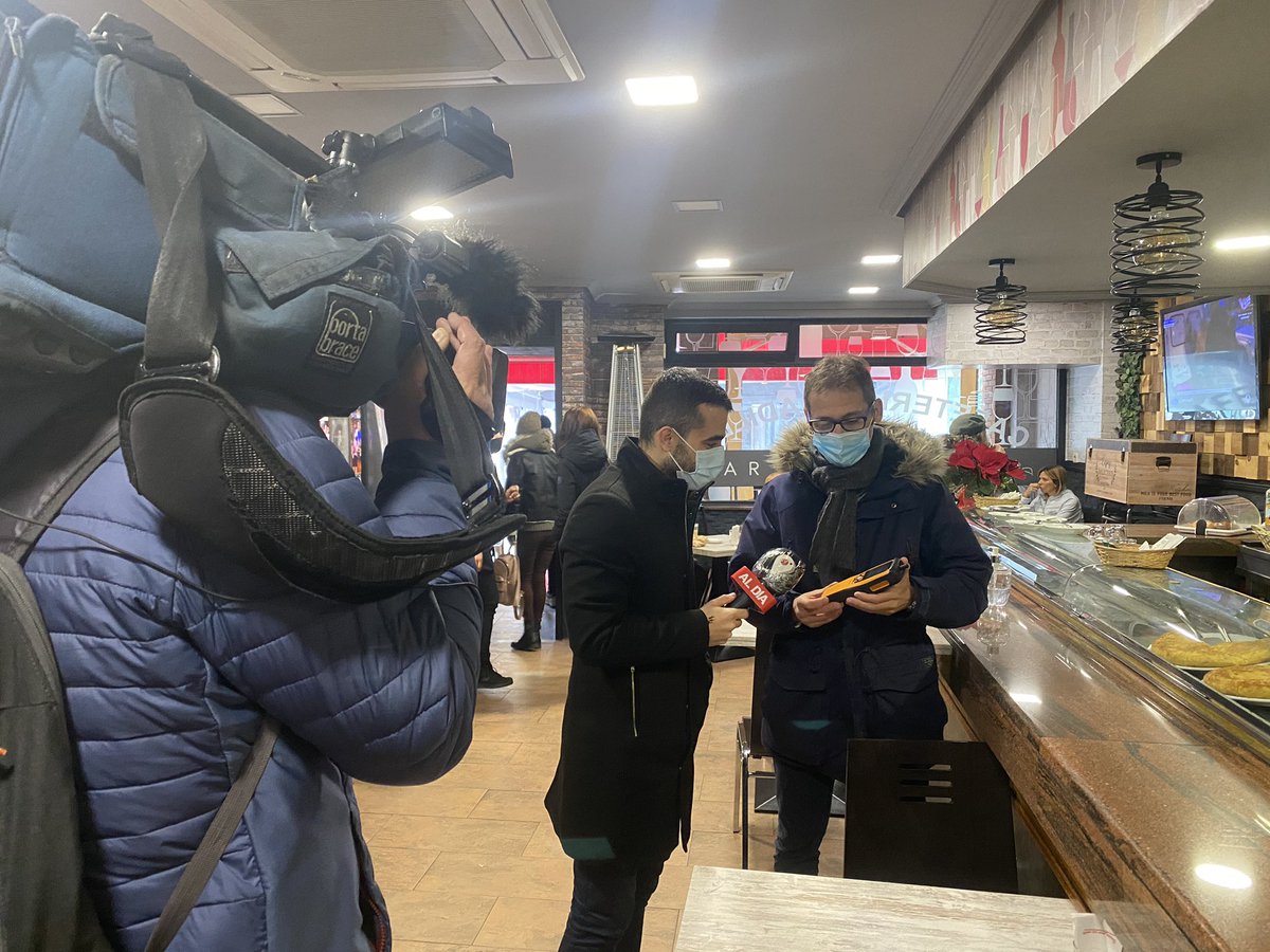 ricardodiazmar3's tweet photo. Hoy he estado con @VctorManueFdez en #Boadilla midiendo CO2 en el @Ayto_Boadilla @Republic_Space cafeterías y terrazas

¿Podemos estar seguros de que el nivel de aerosoles no es peligroso en estos lugares?

Atentos, a las próximas emisiones de @cuatroaldia https://t.co/YFnvZ9IQJI