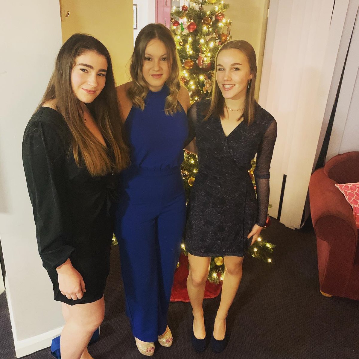 deWinton_CCB's tweet photo. It’s our last night in the house we’ve enjoyed Christmas ‘street food’ followed by our very own on site Theatre trip! #weloveboarding #boardingsisters https://t.co/sflVP7RbOO