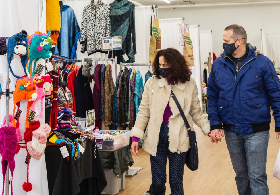 Holiday Art Market open until 6 pm today at the Outlet Mall - side entrance. Unique handcrafted decor and gifts from 20 vendors. stjacobsmarket.com/holiday-art-ma… #holidayartmarket #perfectselfie #buylocal #wrunited #stjacobswinter