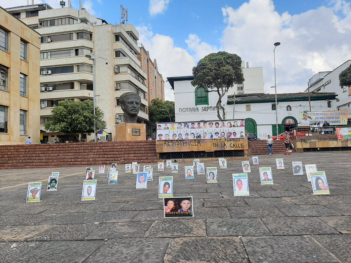 SindicatoSES's tweet photo. #SESInforma A esta hora se realiza un plantón en la plaza cívica Luis Carlos Galán con las fotografías de personas desaparecidas en un acto de memoria, en el marco del día internacional de los Derechos Humanos.
#DerechosHumanos #NosEstanMatando https://t.co/DFtak4QPGg