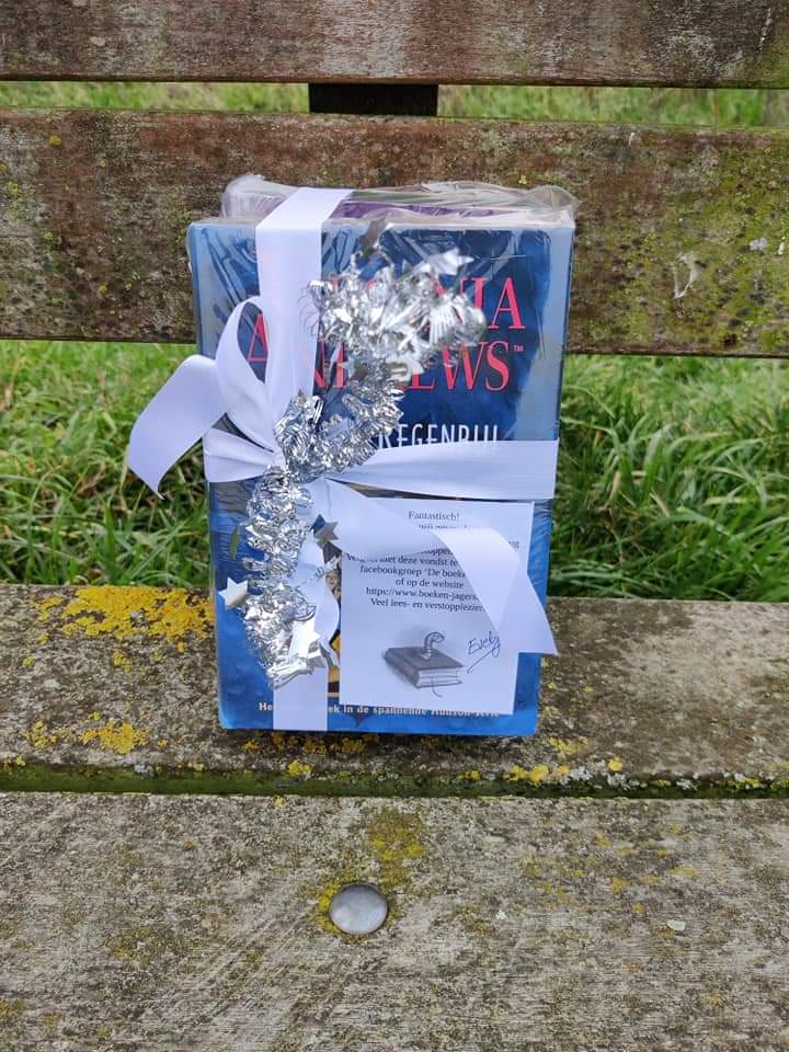 Boekenjagers's tweet photo. Op de Boekenjagers heeft de schrijfster heel wat fans! Lees jij haar boeken ook graag?
In Lier maakte iemand er een mooi leespakketje van! 😍
#Boekenjagers #zwerfboek #virginiaandrews #hudsonseries #lier #plaslaar #kerstcadeautje https://t.co/6zMeT57ZNY