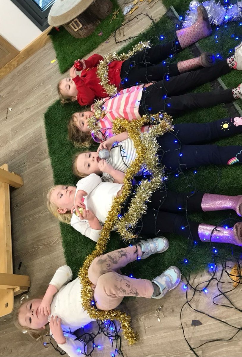 CherryTreeEYC's tweet image. What is this? You might ask... 
Well, this my friends, is the most beautiful, human Christmas tree! 🎄