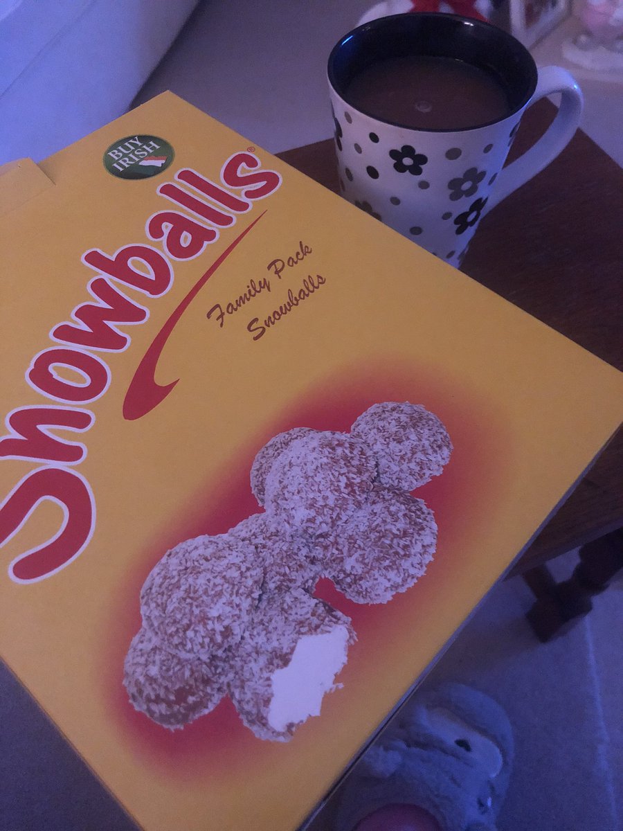 tarasmith2012's tweet photo. A family pack... is a family of 1 permissible?! Yum 😋 #caffreys #snowball https://t.co/WdszXR5VXw