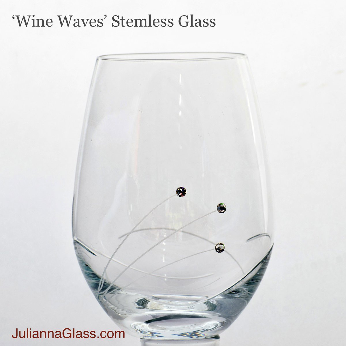 Julianna_glass's tweet image. The NEW elegant #stemless glass collection is here! 

Meet the ✨WINE WAVES✨ Stemless #wine glass ❤️ 
 
Expertly hand crafted glass with a touch of sparkly Swarovski crystals

....because stemless is also chic and stylish! 👌✨🍷❤️

See the glass here - juliannaglass.com/collections/wh…