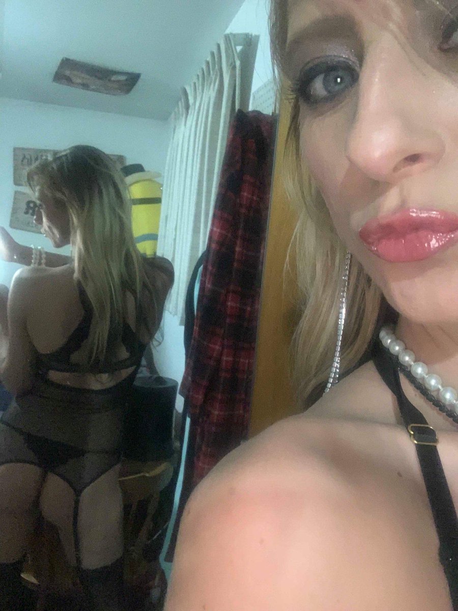 MobiusLogan's tweet photo. ⁦@SweetAssCandy4U⁩ giving her ass an approving inspection before letting her date devour it https://t.co/0EL5lB1kGD