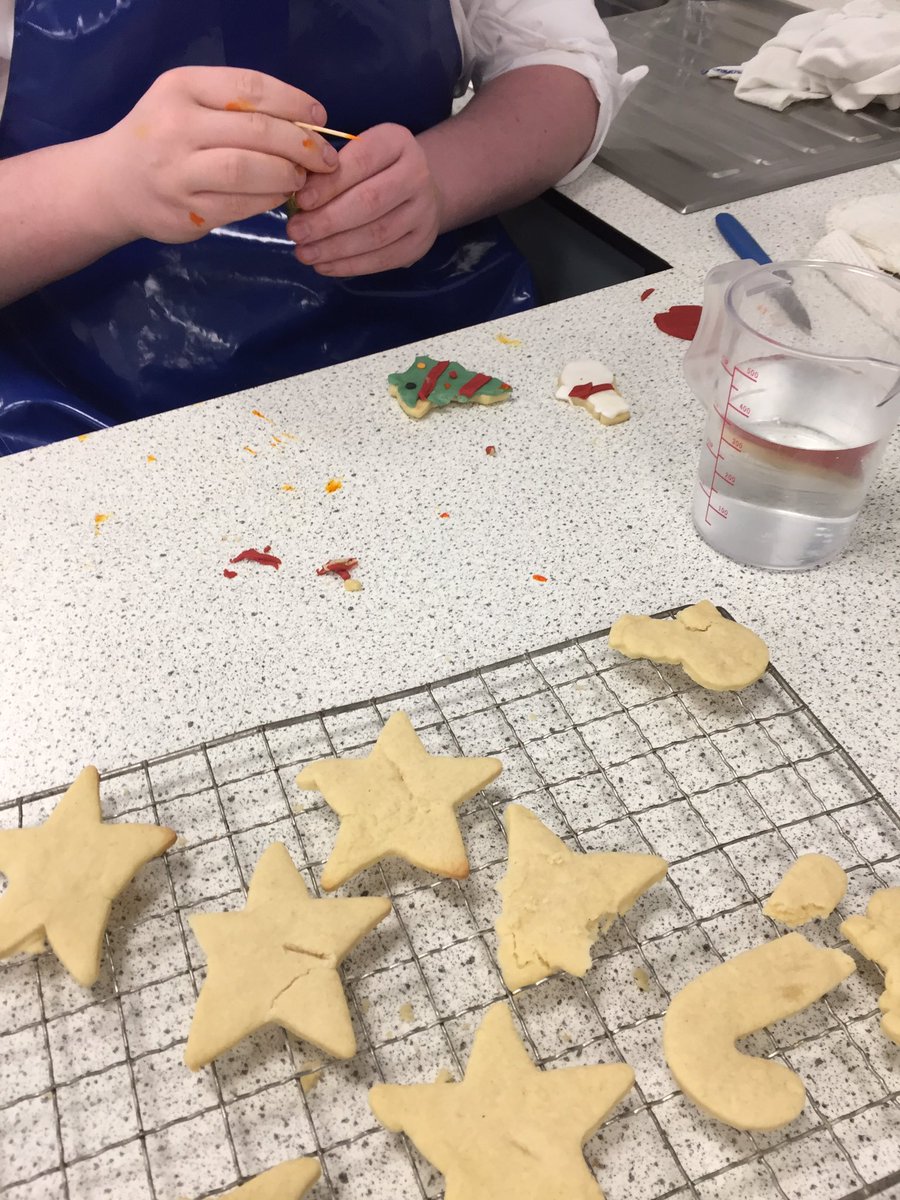 4E2 had a busy afternoon baking biscuits and adding fondant decoration. Here’s a few of their creations. Great work! 👏🏻👏🏻