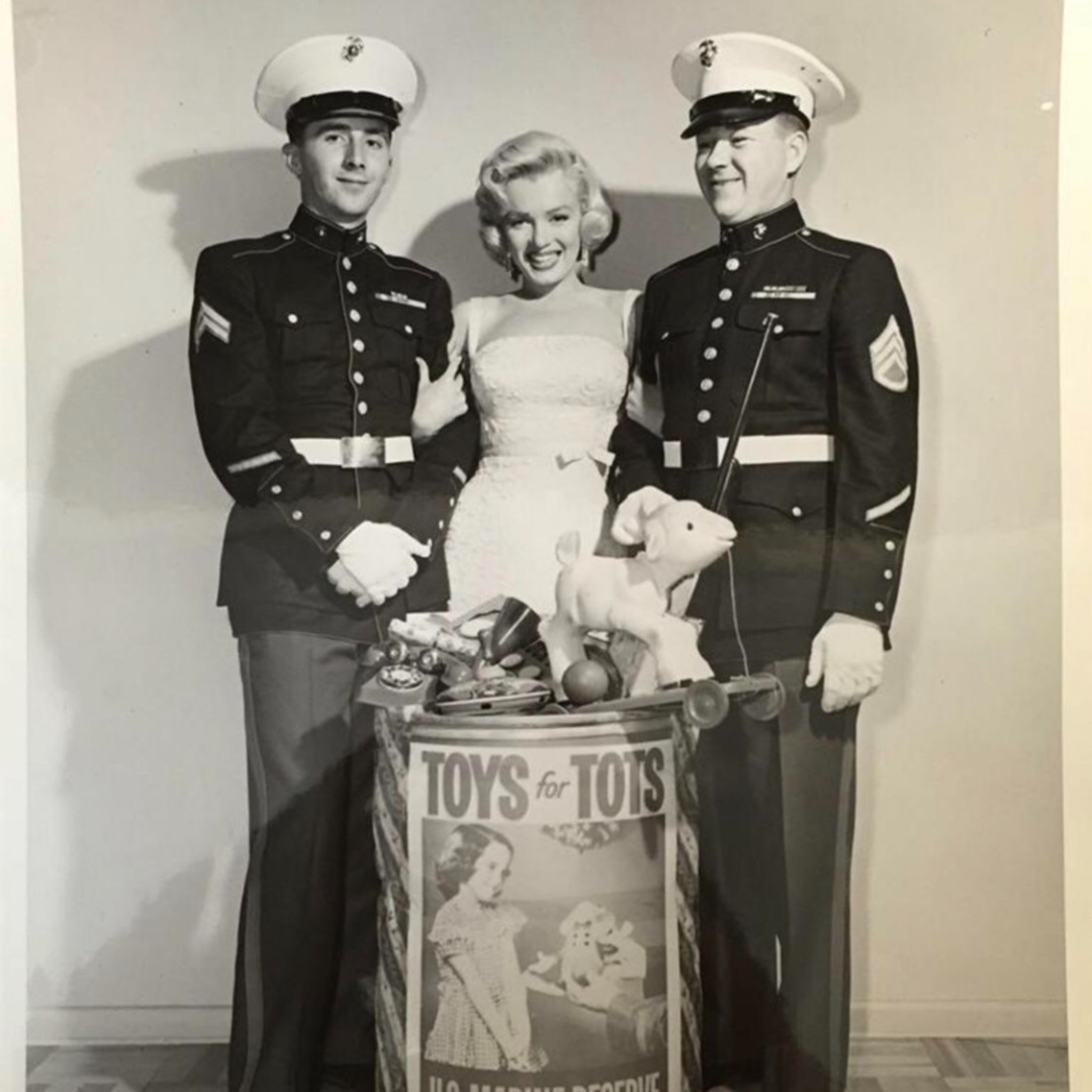 In 1947, USMC Reserve Major Bill Hendricks and his reserve unit collected 5,000 toys to distribute to children in need.  In 1948, USMCR units around the country joined the campaign. WWII Soldier proudly supports #toysfortots. Donate today. toysfortots.org/donate/Default…