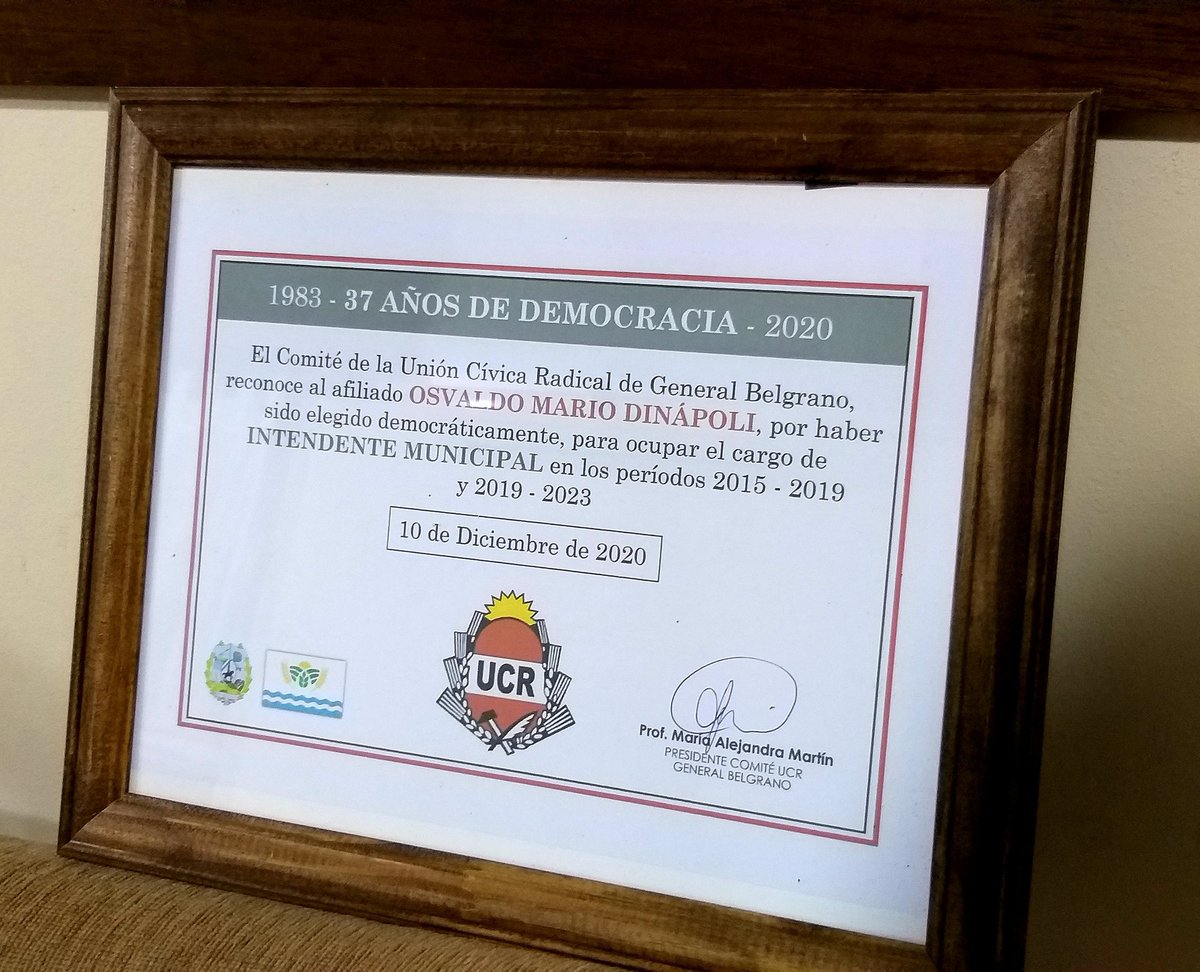 Hoy recibí un emotivo reconocimiento por parte del Comité UCR local, al cumplirse un aniversario más de la vuelta a la democracia.
Les quiero agradecer por acompañarme...hoy y siempre. Esto me da más impulso para seguir trabajando por el bienestar de nuestro municipio.