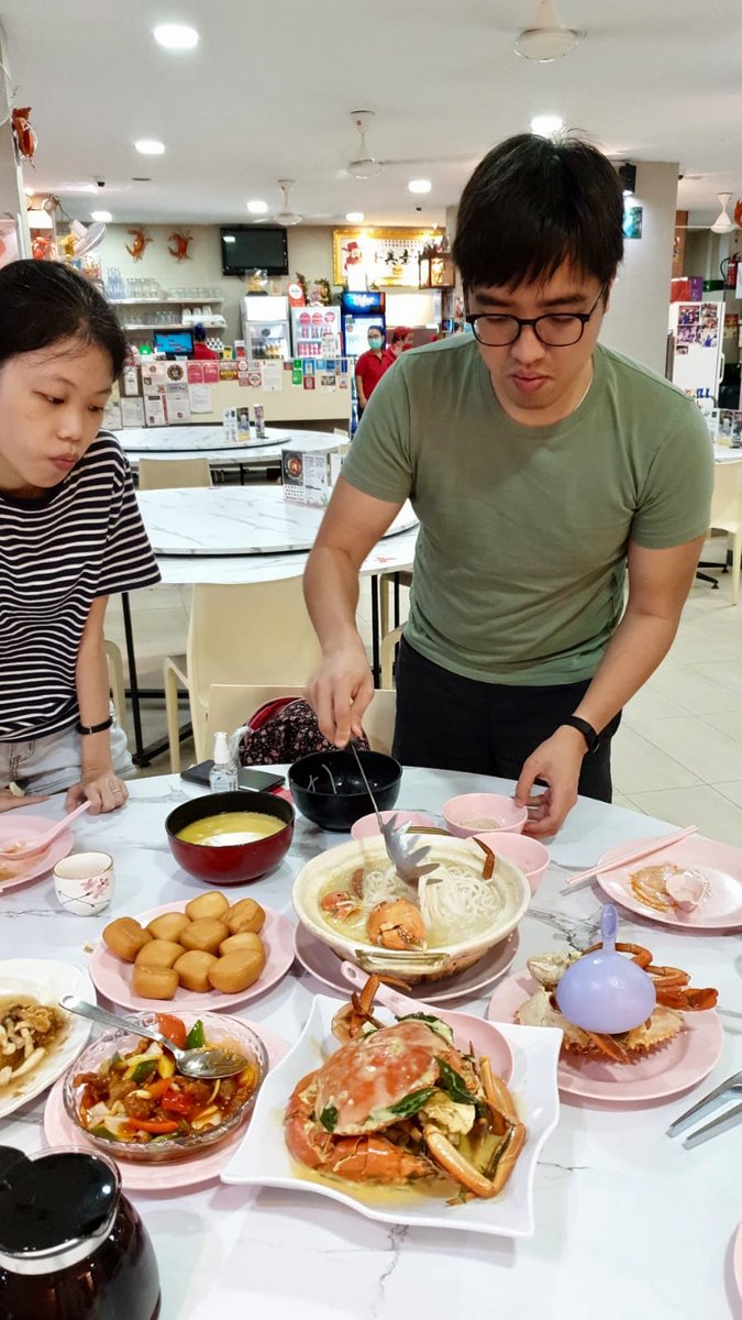 Yesterday we ( @Rlibaba) had to teach  @kuriasaur and  @clementwee, step by step, how to eat whole crabs.