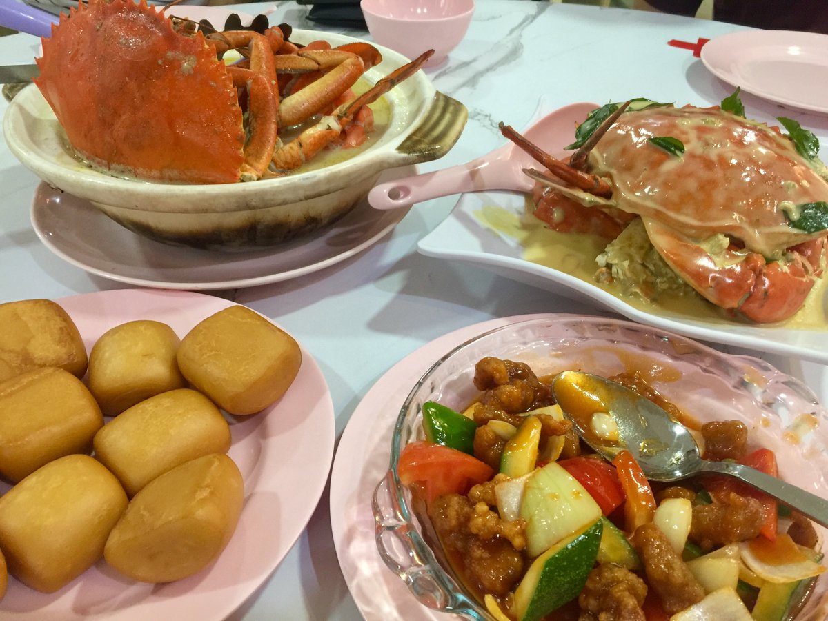 Yesterday we ( @Rlibaba) had to teach  @kuriasaur and  @clementwee, step by step, how to eat whole crabs.