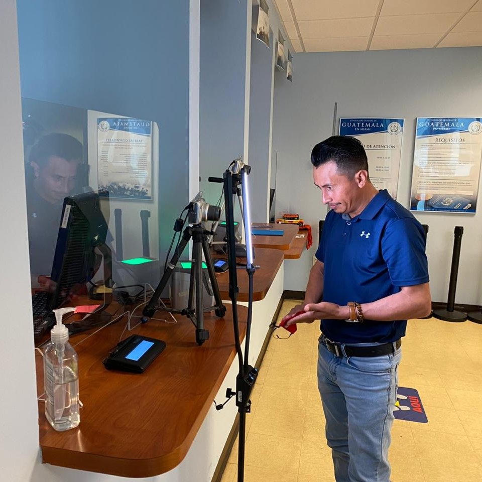 GuatemalaGob's tweet image. #InformeNacional | El Gobierno de Guatemala lanza el plan piloto de Estación Única de Captura de Datos en el Consulado de Miami, Florida, en Estados Unidos. 🇬🇹 🇺🇸bit.ly/3oHtlza