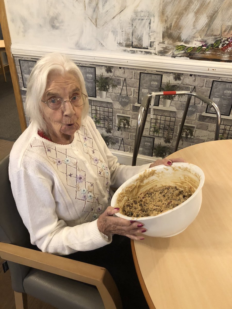 Wharfeside_CH's tweet photo. The residents have been making a Christmas cake for a competition for last few weeks @AnchorHanover #christmacake #Christmas #Christmas2020 #Competition #teamwork https://t.co/ykUQegbR87