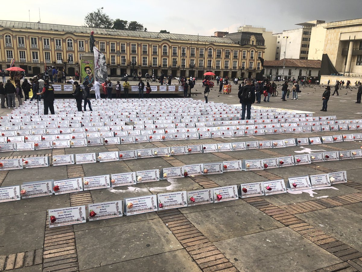 Nelsonalarcon74's tweet photo. Un gran homenaje a nuestros  1200 Maestr@s asesinad@s y desaparecidos desde 1985 hasta la fecha de hoy. NO MÁS ASESINATOS, NO MÁS MASACRES. Defendemos la escuela territorio de paz!!! https://t.co/6B1QvqIjlW