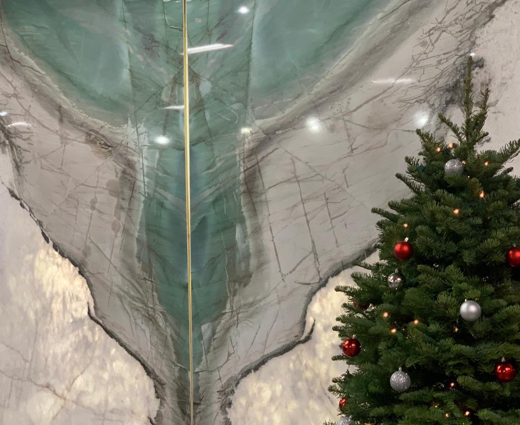 elementsroom's tweet image. The countdown to Christmas is on &amp;amp; we are in the spirit over here at Elements Room! Give the gift of new countertops to your loved ones (or yourself 😉) 🎄 
#elementsroom #usenaturalstone #bookmatching #quartzitecountertops #ladesigner #lainteriors #losangeleshomes