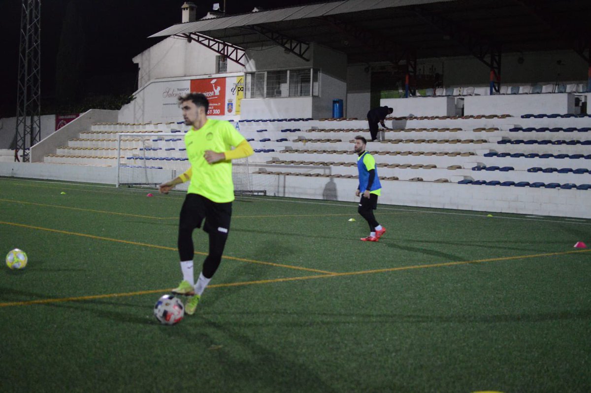 CDBenicarlo's tweet photo. Volvemos al verde!
⚽️ Entrenamiento con balón y mejorando sensaciones. Seguimos a tope 💪🏻
#AvantBenicarló🔴🔵 https://t.co/MGlllZ3VPU