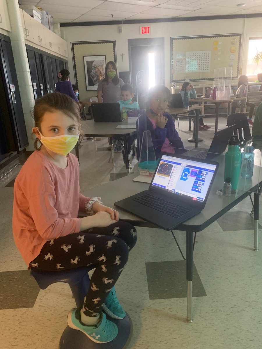 stmarysyorkton's tweet image. Grade 2/3&apos;s showing their learning from @sbarton99 to practice the computer language of coding #Thankful  #ComputationalThinkers #FutureSoftwareDevelopers