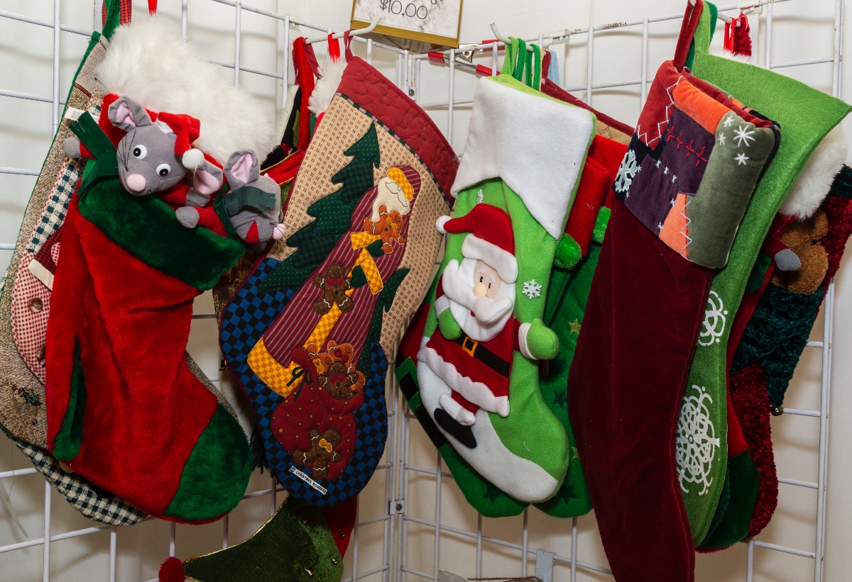 Holiday Art Market open today until 6pm. At the Outlet Mall - side entrance - 20 vendors for all your gifting needs.  stjacobsmarket.com/holiday-art-ma… #holidayartmarket #perfectselfie #buylocal #wrunited #stjacobswinter