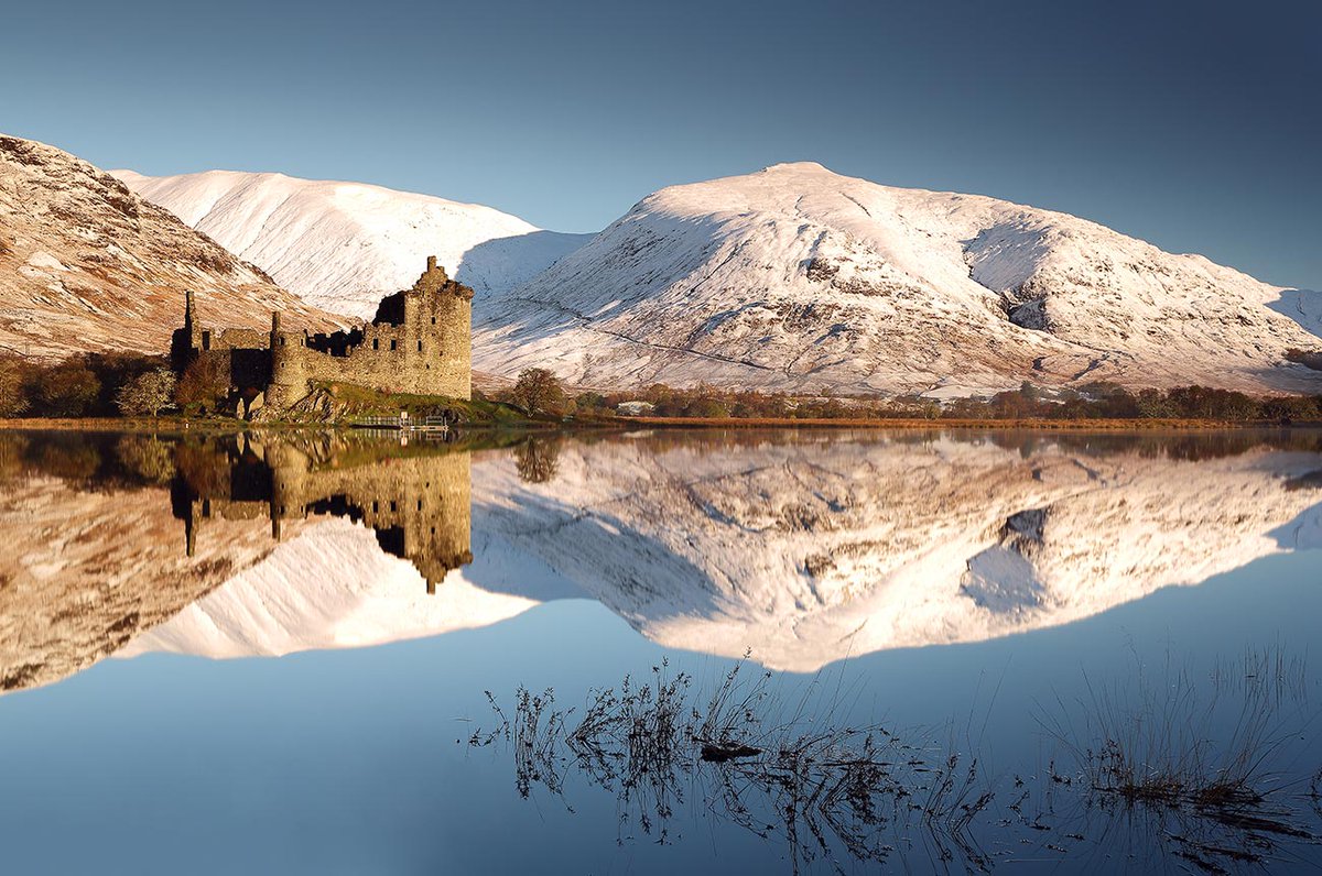 HoganSOG's tweet photo. Kilchurn Castle sits upon the shore of Loch Awe during a cold Scottish Winter. https://t.co/moOsahDhTA