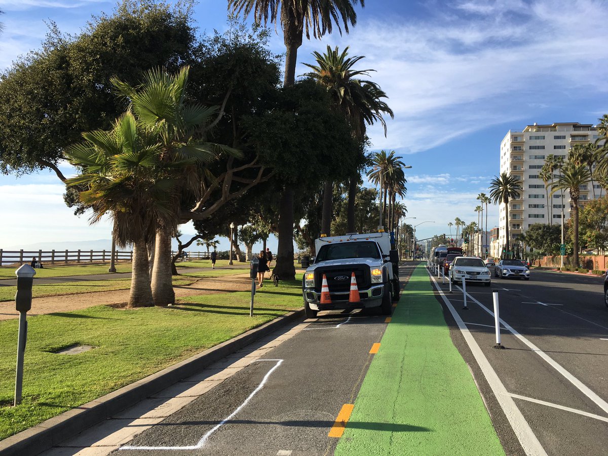 c'mon, city maintenance crews should know better than to park their trucks in #bikelanes, especially when they're supposed to be #protectedbikelanes #cycletracks 😡😡!! #santamonica @bikinginla