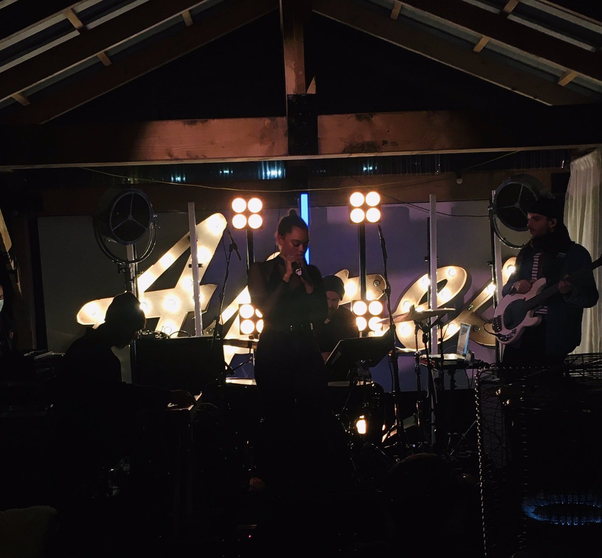 Third and final show tonight is from <a href="/hi_im_shiv/">shiv</a>. And I’m absolutely blown away with the smoothness. Such a beaut. 
Also, <a href="/JoeMFurlong/">Joe Furlong</a> is here Tullamore!!!!
#aprespalooza