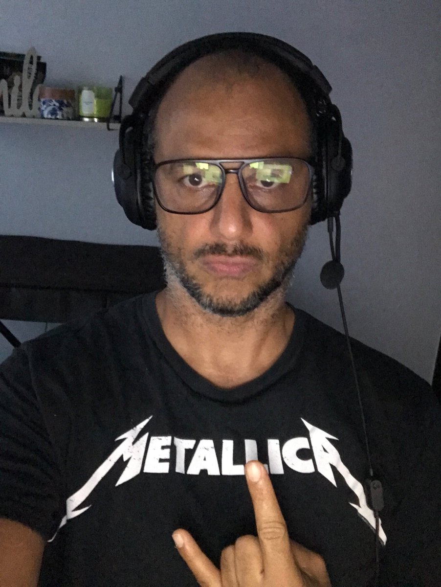 jcquinterov's tweet photo. #rockandtechdell Mi pinta ochentera, todavía trabajando y escuchando el concierto https://t.co/bm4kTkIqcK