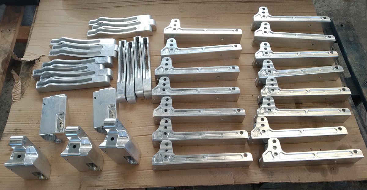 😊 Empezamos la fabricación de los primeros 5 juegos de pedales SZ-1 😊

Una foto con algunas piezas ya mecanizadas.