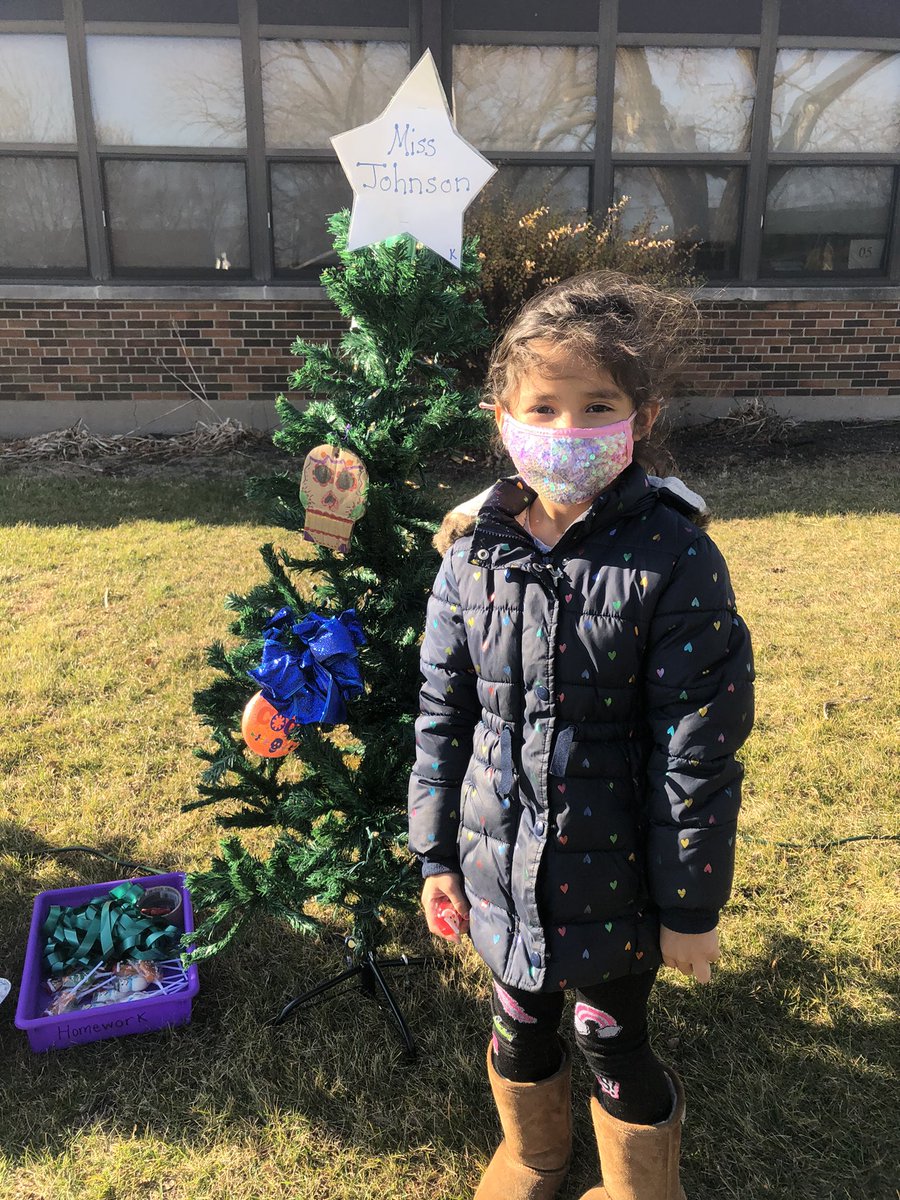 msjohnson408's tweet photo. I ❤️ seeing my students! We decorated our classroom tree. SO FUN! 🌲 @MaddockMohawks  #Burbank111 #MarvelousMaddock https://t.co/yehOZsWb2k