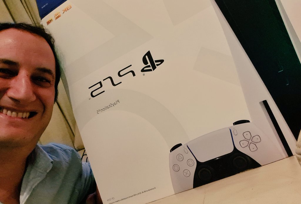 aalaluf's tweet photo. Llegó de visita por unos días la #PlayStation5, así que vamos a comentar por acá primeras impresiones. https://t.co/ky1PW9V3C5