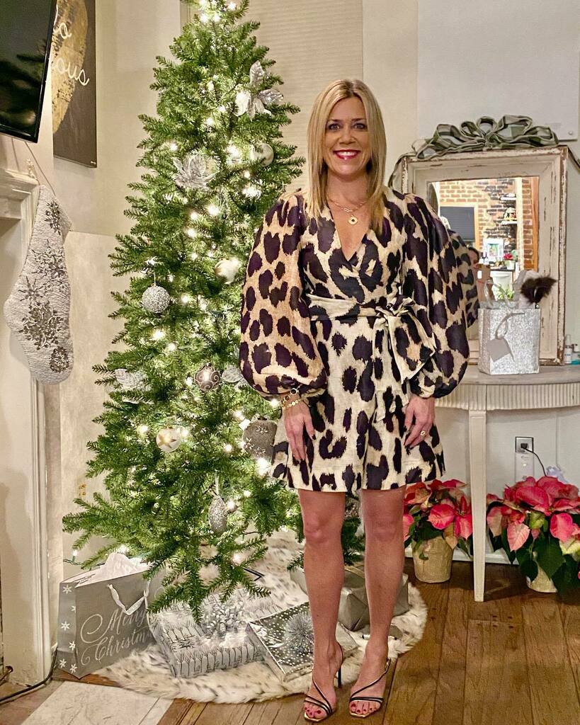 _DivineStyle_'s tweet photo. Celebrating the holidays in leopard ๐ Getting dressed up to host a holiday dinner makes me feel ๐ฏ Opened the door earlier today wearing sequins for the FedEx guy. Doing my version of the 2020 holidays ๐Are you dressing up this year? // #divinestyle https://t.co/7X3znAlvwR