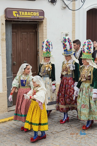 Estar confundido grado La base de datos Andalusian Aesthetics. al Twitter: "Mujeres onubenses vestidas con el traje  de Jamuguera en la Romería de San Benito, Cerro del Andévalo (Huelva).  https://t.co/hkpo6hQi9d" / Twitter