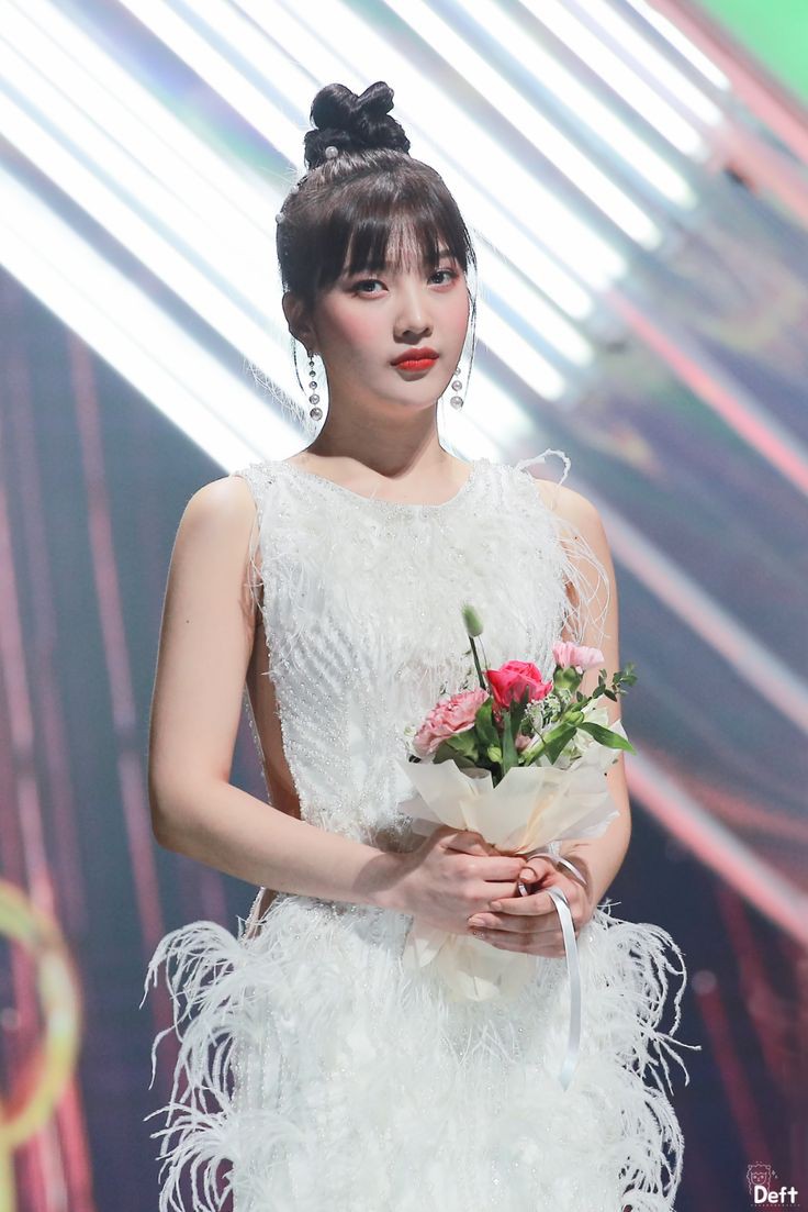 Diciembre 09
Boda Joyny

—Las cuatro damas de honor se encargan de arreglar a <a href="/ParkSooYoung_B/">Joy</a> para comenzar su despedida de soltera, y una vez terminan su labor la llevan fuera del hotel hasta la locación dónde iniciaría el festejo.—