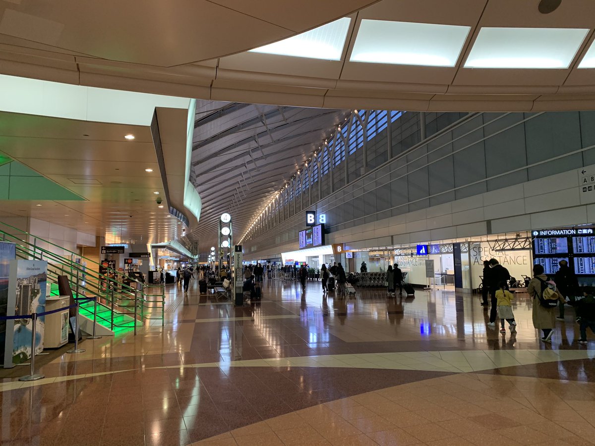 ほり お金稼ぎの先生 羽田空港 岡山空港 今日は仕事兼家族旅行で 羽田空港から岡山空港へ 空港に来ると自然と テンション上がっちゃう そんな自分がちょっと恥ずかしい