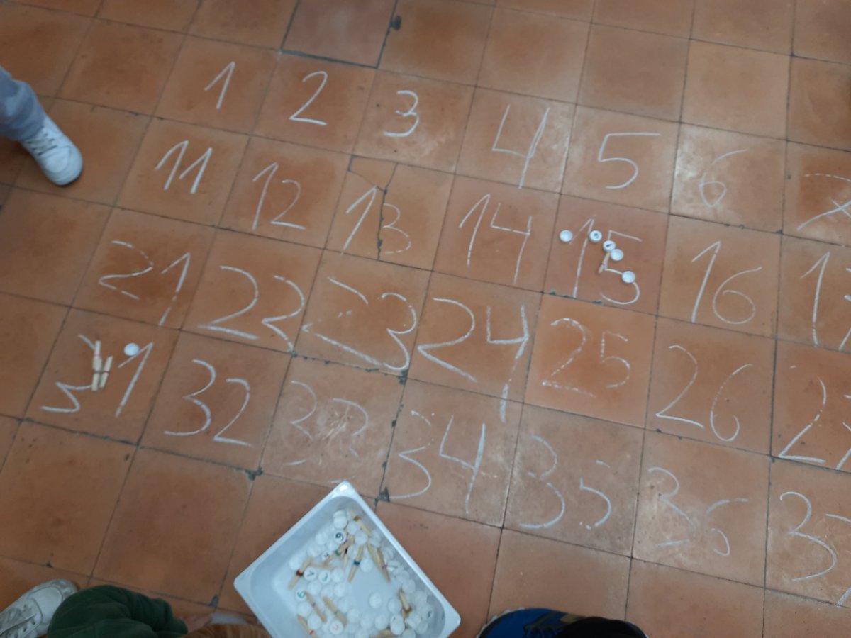 abralom's tweet photo. Jugamos con las decenas (palillos) y las unidades (tapones) para aprender y reconocer los números. Y además sumamos manipulando.

#calasanzrota #aprenderjugando #aprendertocando #ABN https://t.co/WBNHhmN5bR