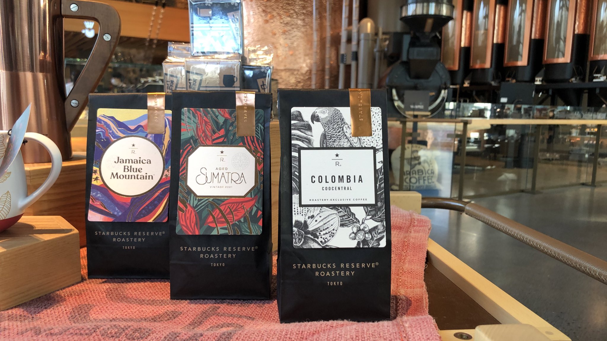 スターバックス リザーブ ロースタリー 東京 本日より 3つの豆がラインナップに加わりました それぞれのコーヒー豆の魅力を 多彩な抽出方法でお楽しみいただけます ジャマイカ ブルーマウンテン エイジド スマトラ コロンビア コー