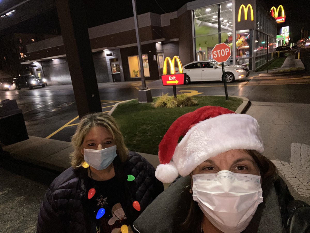 Had so much fun with <a href="/KristiePassare1/">Kristie Passarelli Pusatera</a> passing out special bags to our kiddos and see our families at <a href="/WhittierD87/">Whittier Primary School</a>  McTeacher night. #d87cares #1D1TM <a href="/bsd87/">Berkeley S.D. 87</a>